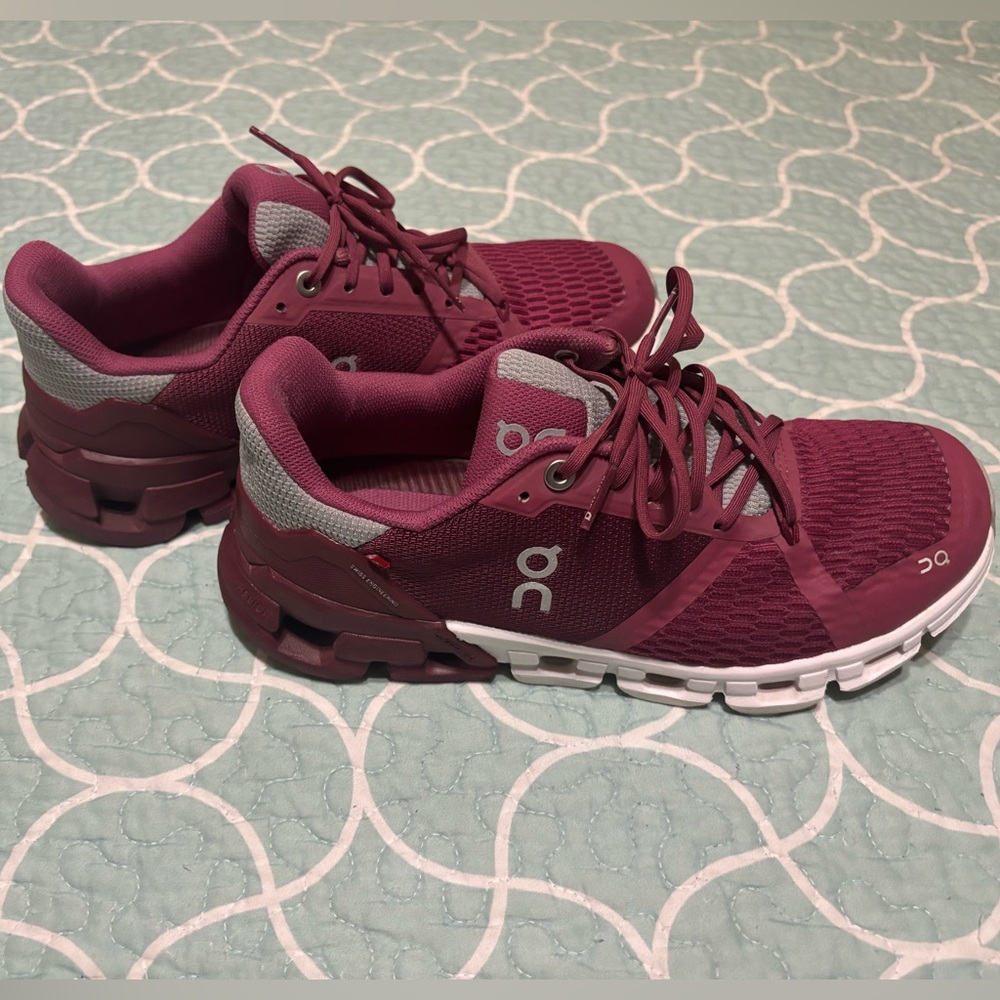 Women’s ON Cloud Cloudflyer size 7 - Picture 2 of 4